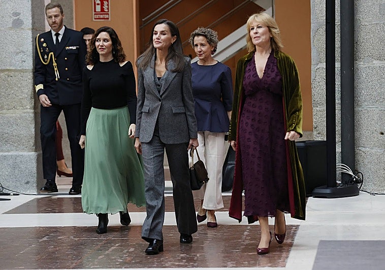 Dos estilos contrapuestos: la Reina Letizia con traje gris e Isabel Díaz Ayuso con falda vaporosa y top con 'cut outs'