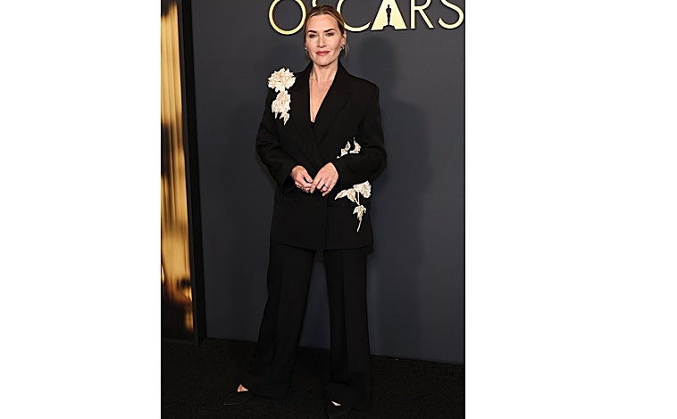 Imagen principal - Kate Winslet, con un traje de Erdem; Pino Montesdeoca viste un modelo de Simorra y Connie Nielsen luce un traje de Michael Kors