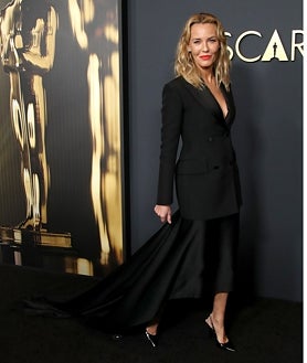 Imagen secundaria 2 - Kate Winslet, con un traje de Erdem; Pino Montesdeoca viste un modelo de Simorra y Connie Nielsen luce un traje de Michael Kors