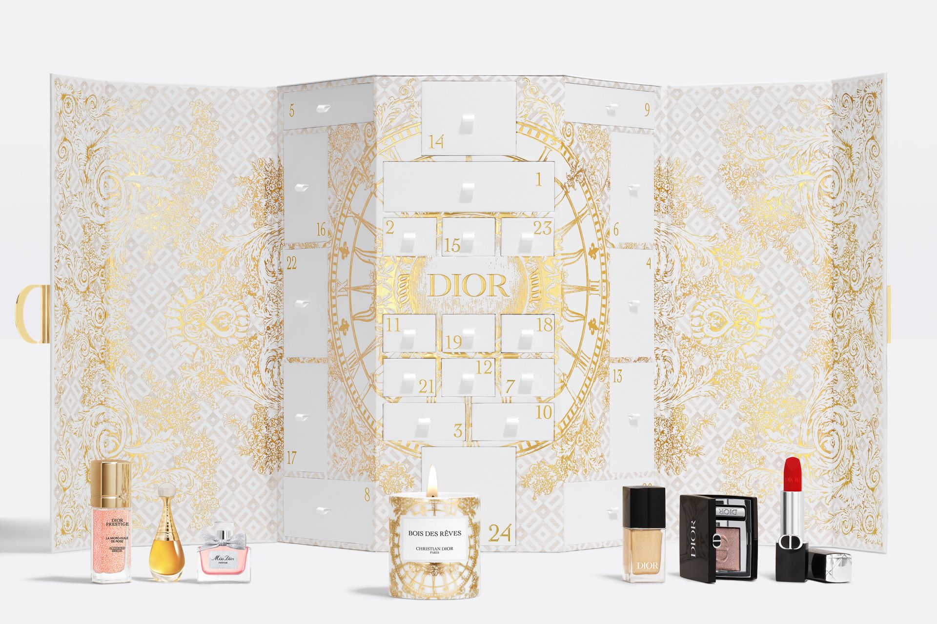 Calendario de adviento de Dior: Le 30 Montaigne (600 euros). Inspirado en la fachada de la histórica boutique del 30 avenue Montaigne, con una decoración creada por el artista Pietro Ruffo para Dior, incluye 24 miniaturas: los perfumes más emblemáticos como J’adore o Sauvage, cremas como La Mousse off/on desmaquillante o el sérum Prestige La Micro-Huile y cosméticos como Rouge Dior, tono 999, sombras de ojos Diorshow Mono Couleur en varios tonos y esmaltes de uñas.