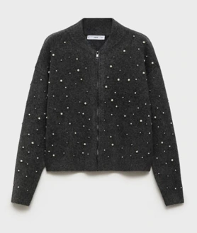 Imagen secundaria 2 - Cárdigan de punto con lentejuelas de Maje (275€), chaqueta de punto gris con botones de lazo de Zara (29,95€) y cazadora de punto con detalle de perlas de Mango (49,99€)