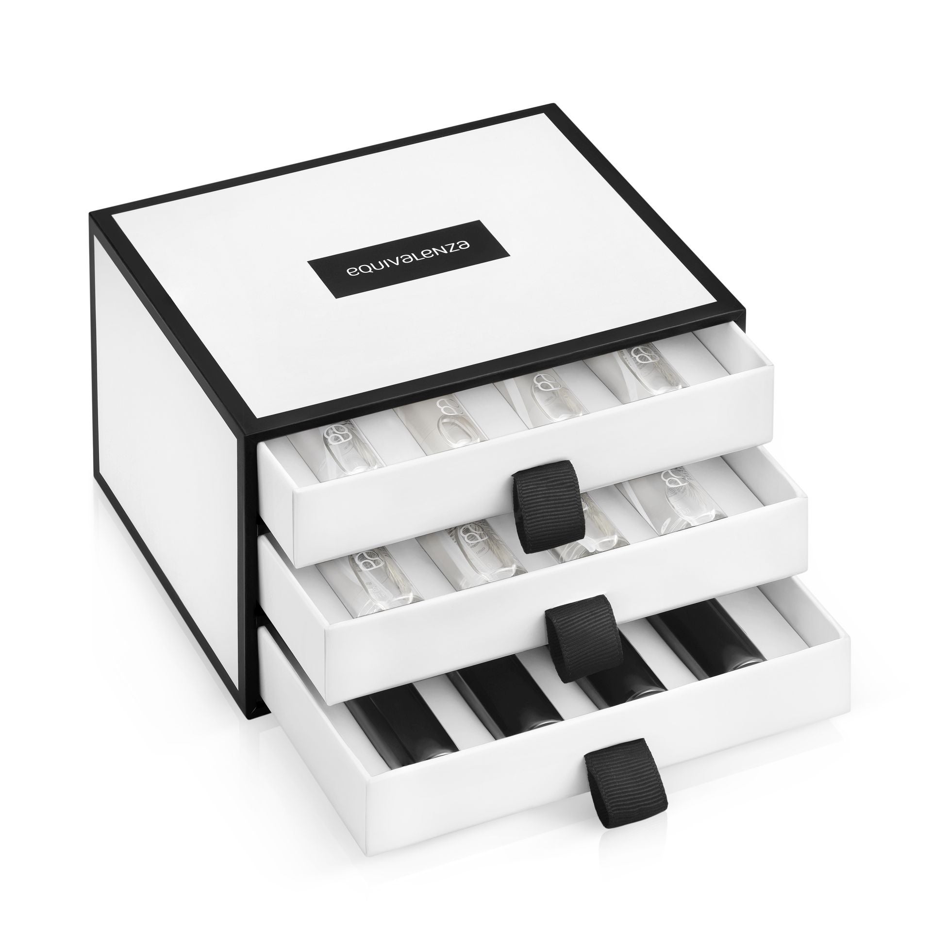 Calendario de adviento de Equivalenza (34,95 euros).  Cofre tipo joyero con tres cajones que contiene 12 viales de perfumes de 12 ml. En los dos primeros se encuentran ocho fragancias regulares best sellers de Equivalenza, y en el tercer cajón se incluyen cuatro viales de la colección Les Secrets. 