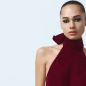 Acaba de llegar a Zara el vestido con el color de moda en 2025: sencillo, elegante y barato