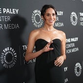 Meghan Markle se viste de estrella de Hollwyood con un vestido con escote palabra de honor y abertura en la pierna