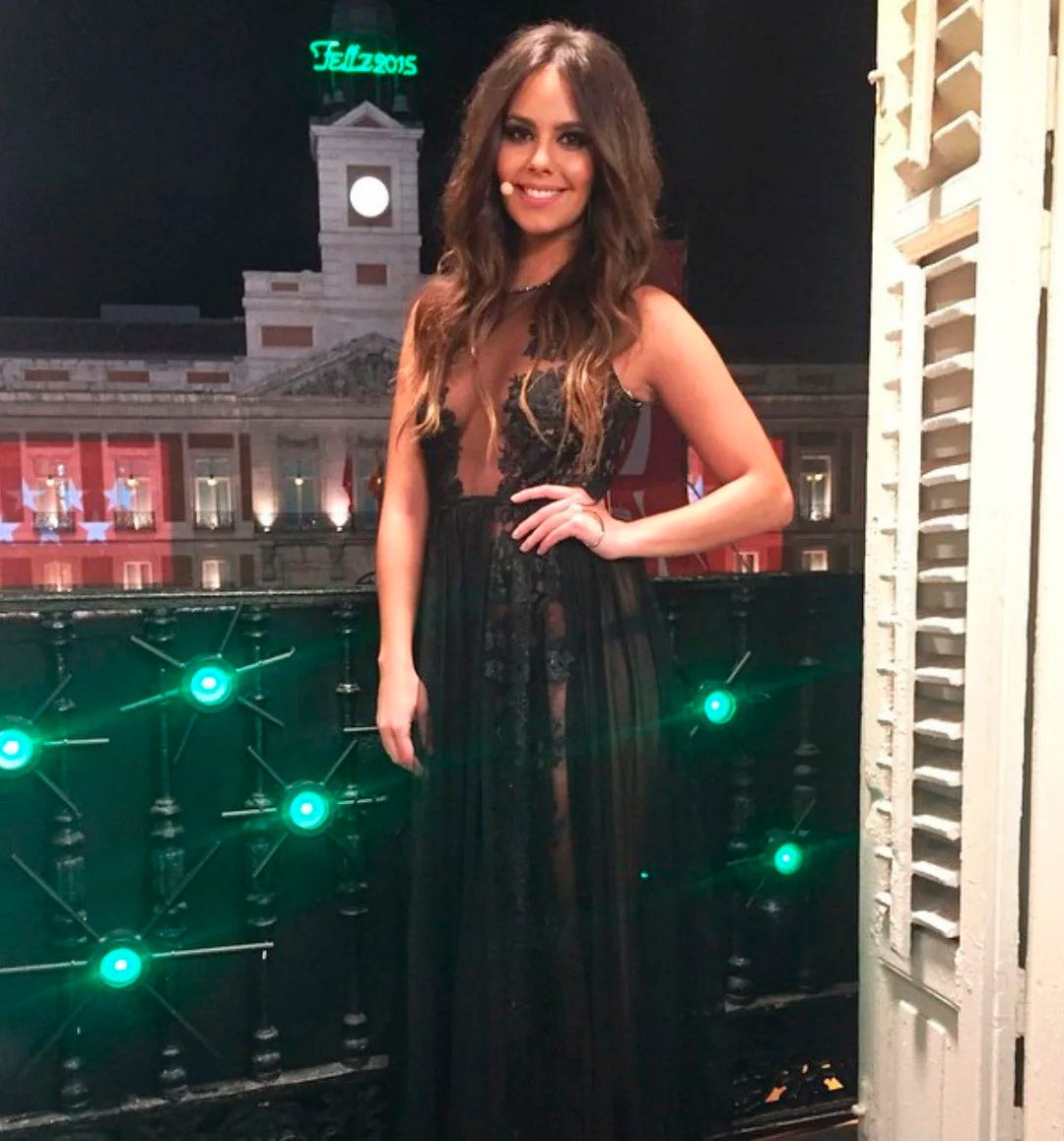 Cristina Pedroche en las campanadas de 2014. Para su primer año dando las campanadas, lucio un vestido largo en color negro, semitransparente, con escote halter y bordados. Era de Charo Ruiz Ibiza.