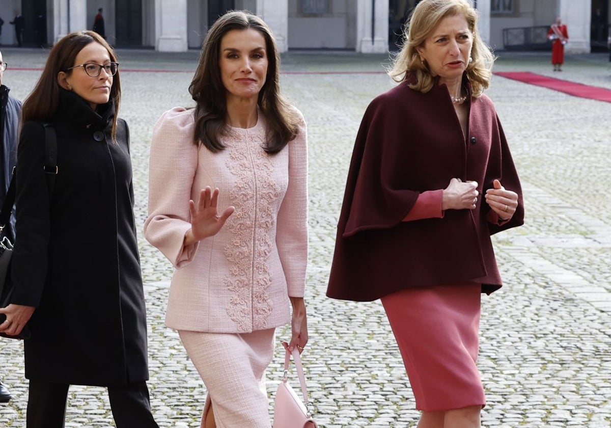 La Reina Letizia con un total look en color rosa en Roma.