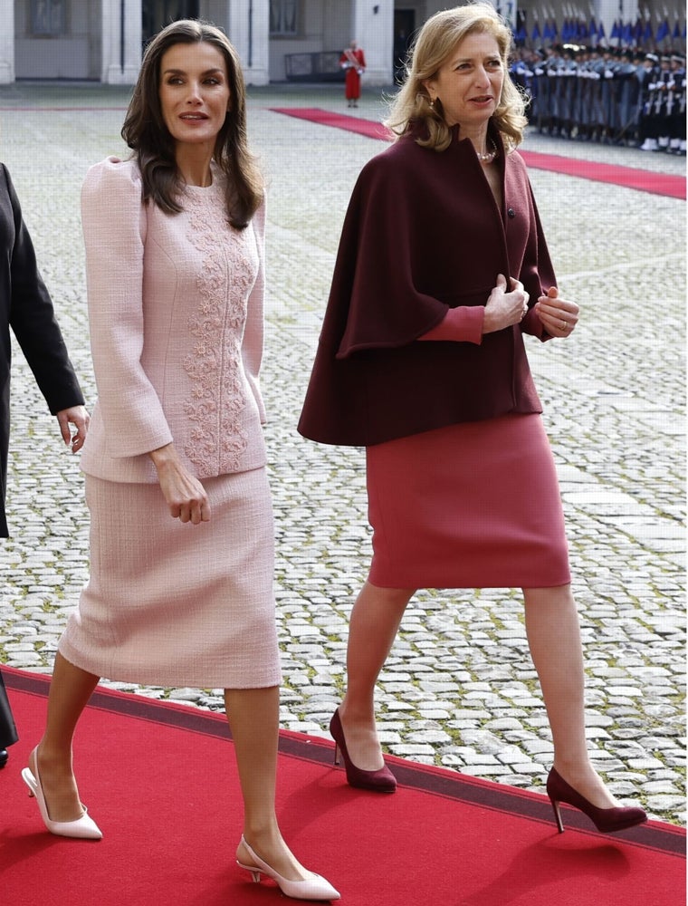 Doña Letizia, con su nuevo traje de Carolina Herrera, y Laura Mattarella, la hija del presidente de la República italiana.