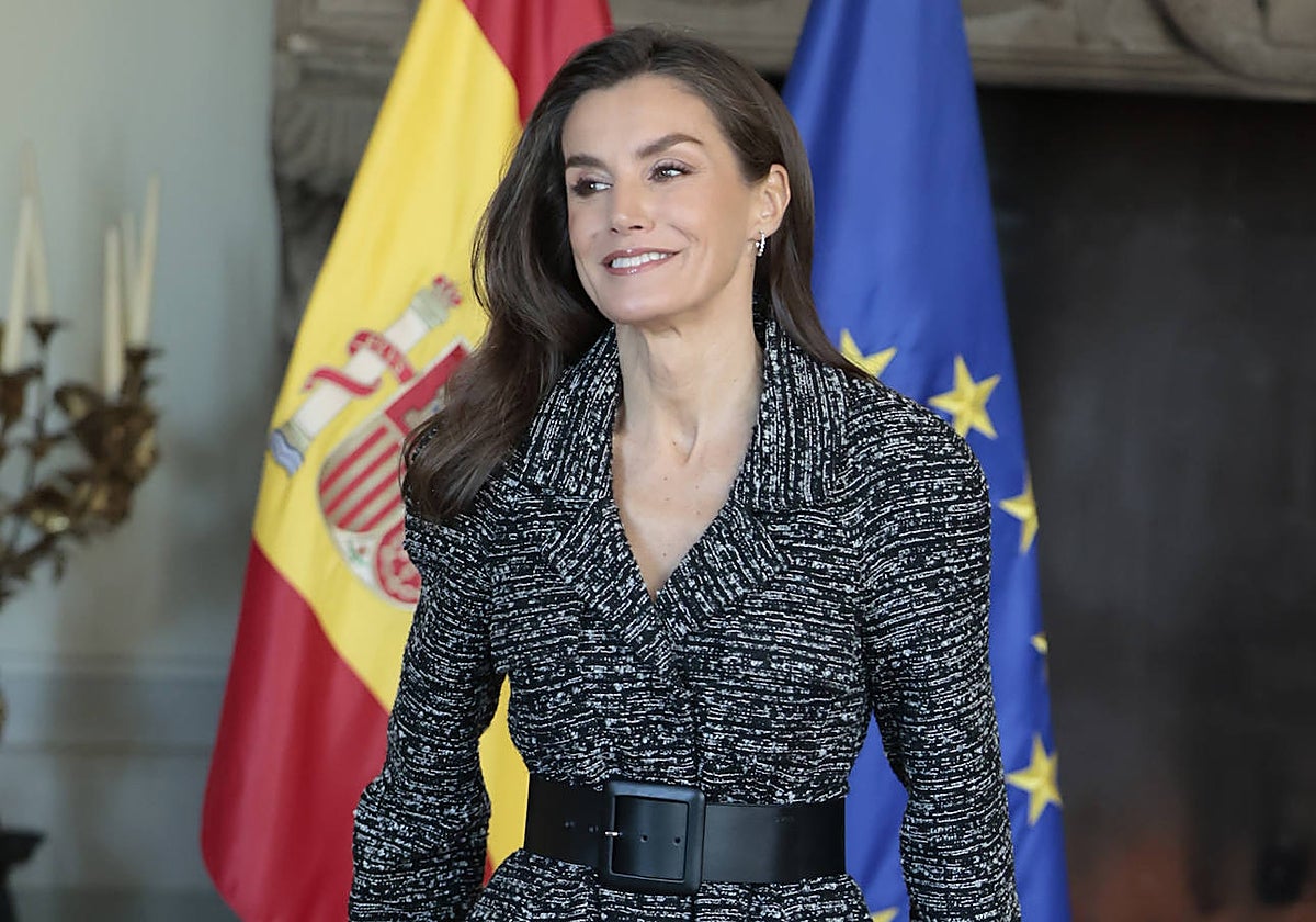 Doña Letizia con traje de Alberta Ferretti en su viaje a Roma.