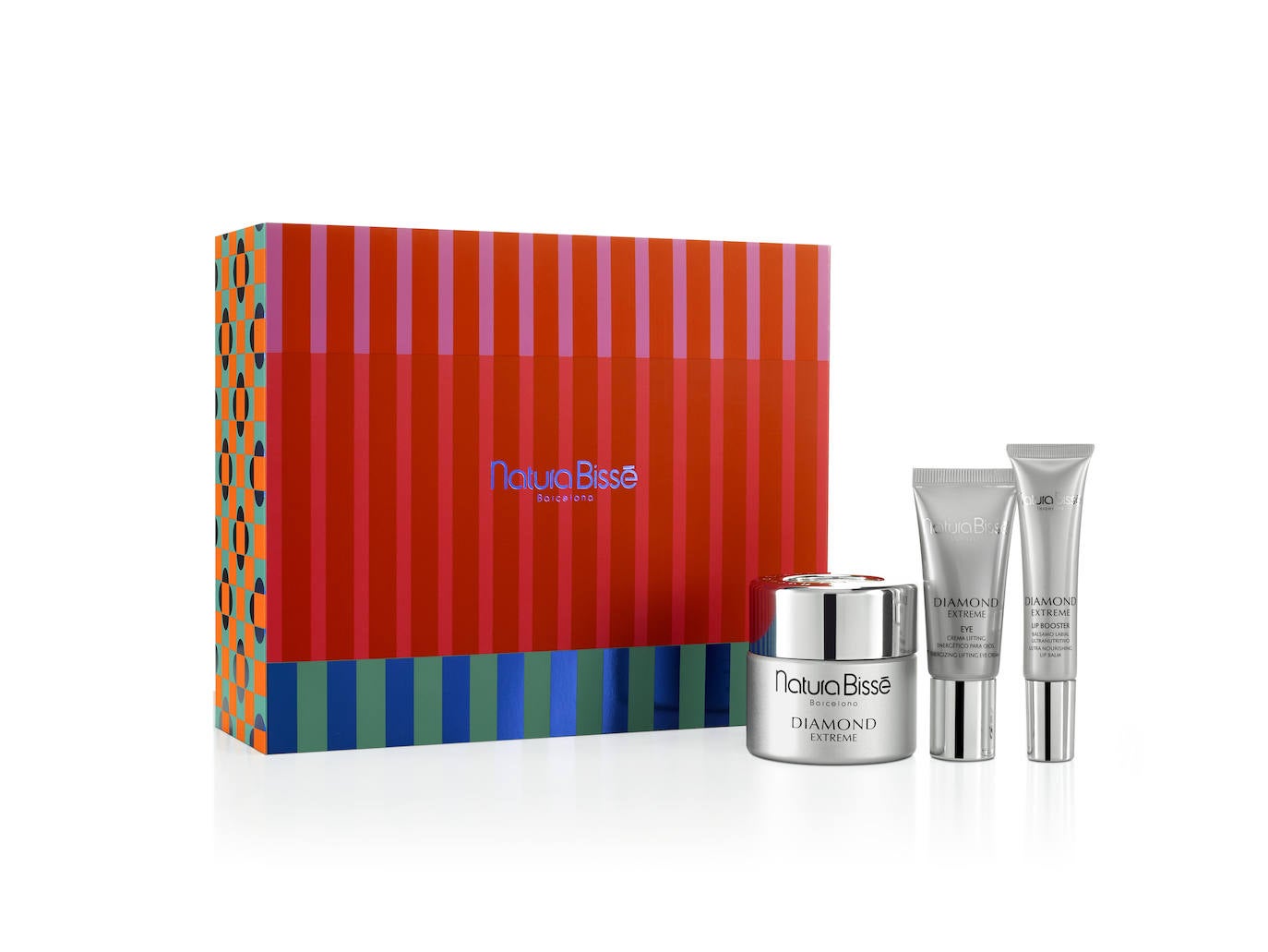 The Diamond Age-Defyning Set de Natura Bissé (325 euros). Este cofre incluye tres productos de la colección Diamond de la firma española que adoran las celebrities. Un regalo perfecto para alguien muy especial, como una madre o una hermana. Incluye la crema hidratante Diamond Extreme, que ataca todos los signos de la edad, el contorno de ojos multiacción Diamond Extreme y el sérum labial con efecto glossy Diamond Lip Booster.