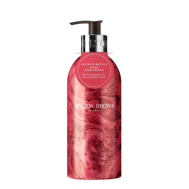 Gel de baño de Fiery Pink Pepper de Molton Brown (48 euros). La botella se viste de Navidad con el arte del  marmoleado. Símbolo cultural de tradición y gusto refinado, el mármol ha formado parte del patrimonio visual de Molton Brown. Este año la firma británica ha querido asociarse con la diseñadora, artista y empapeladora Natascha Maksimovic, para adornar su colección festiva con vibrantes motivos y colores inspirados en estas fechas.