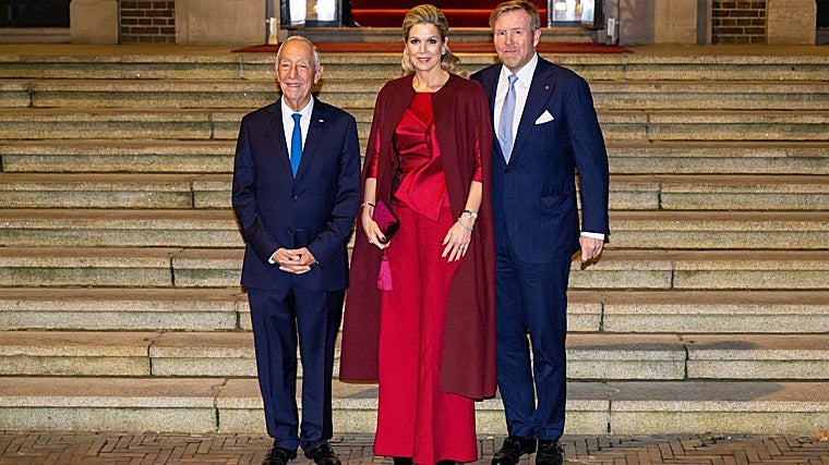 Los reyes Máxima y Guillermo junto al presidente de Portugal, Marcelo Rebelo de Sousa.