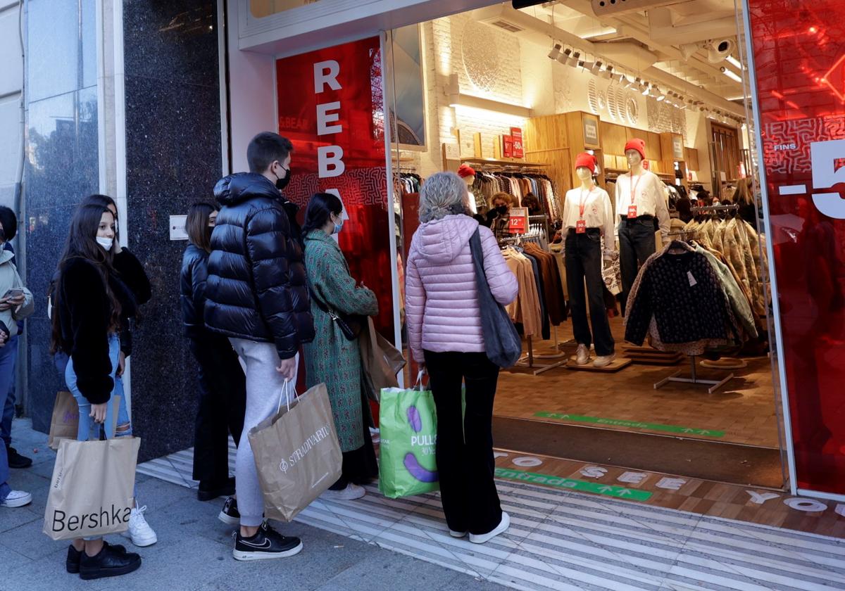 Qué día empiezan las rebajas de enero: fechas de Zara, El Corte Inglés, Mango y resto de tiendas