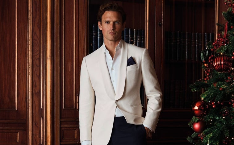 Imagen principal - Los hombres también relajan el código de vestimenta. Chaqueta esmoquin de Hackett (899€), gemelos Calavera de Scalpers (49,90€) y Slipper con brillos de Martinelli (159,95€)