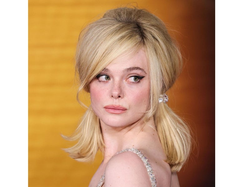 Elle Fanning con dos coletas, el peinado más original para estas navidades.