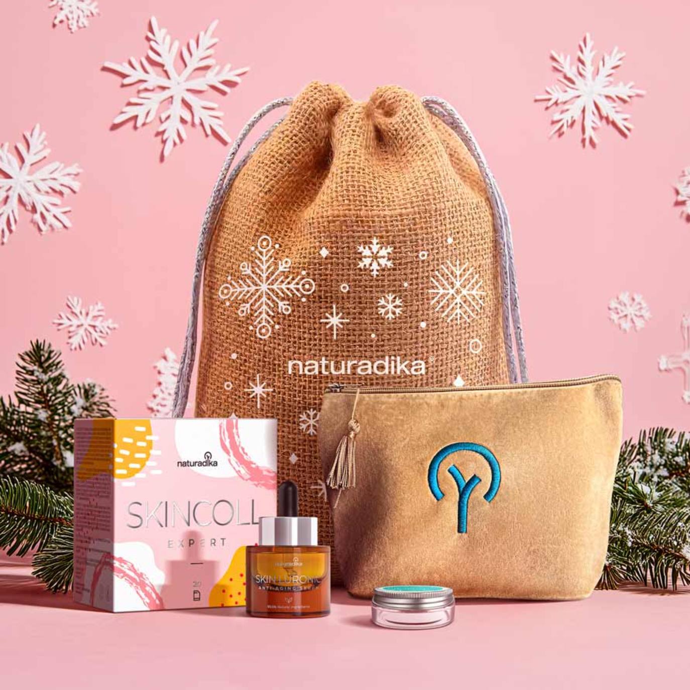 Radiant Skin – Xmas Edition de Naturadika (59,90 euros). Incluye el colágeno Skincoll Expert, que mejora la firmeza y elasticidad de la piel, el sérum Skin Luronic, que hidrata profundamente, dejando la piel suave y luminosa, y el bálsamo labial Lipibalm, que hidrata y protege, dejando los labios suaves y renovados. Todo ello acompañado de un elegante neceser de terciopelo.