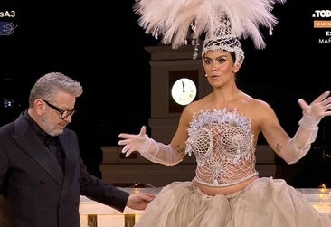 Cristina Pedroche usa su leche materna en un traje bordado con pezones y cristales