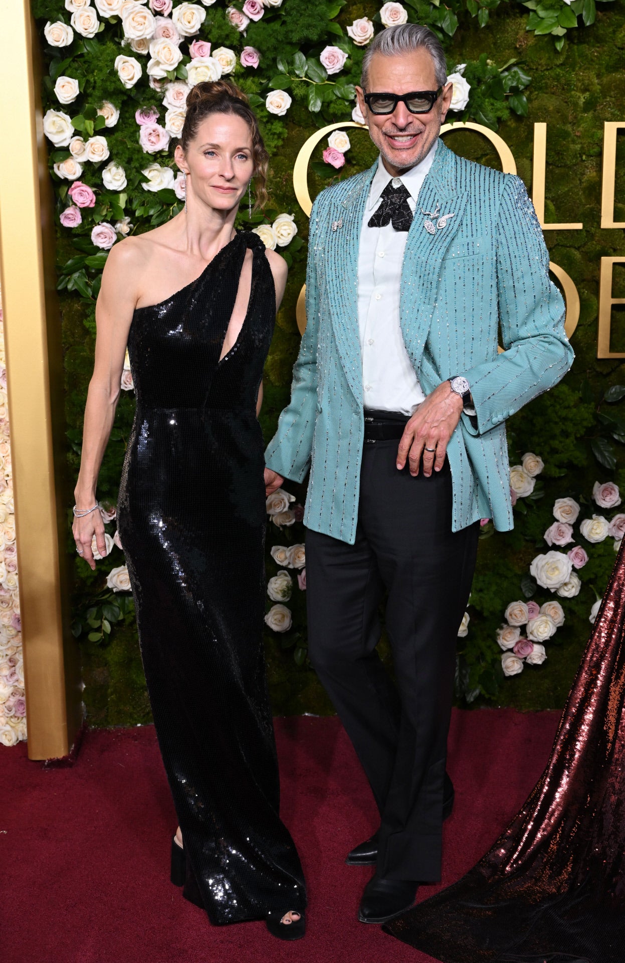 Fiel a su estilo Jeff Goldblum apostó por un dos piezas con una blazer azul con demasiado brillantes. 