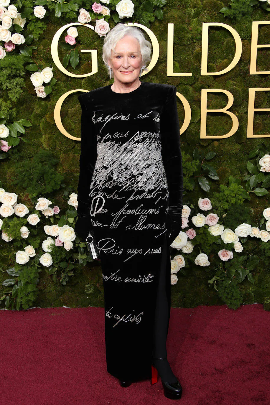 Glen Close con vestido negro de terciopelo de Balmain que combinó con sandalias de plataforma de Christian Louboutin.