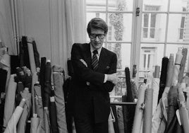 De sus dibujos eróticos a las polaroids de Warhol: La subasta de Yves Saint Laurent que revolucionará París