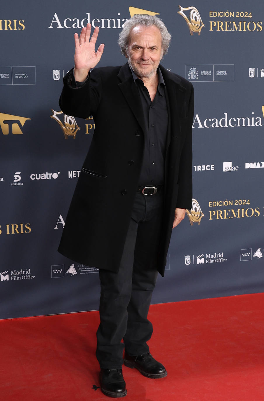 José Coronado con abrigo negro.
