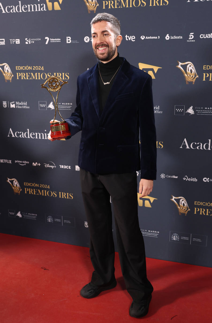 David Broncano posó con su premio Iris. El presentador llevó una chaqueta de terciopelo y jersey de cuello alto.