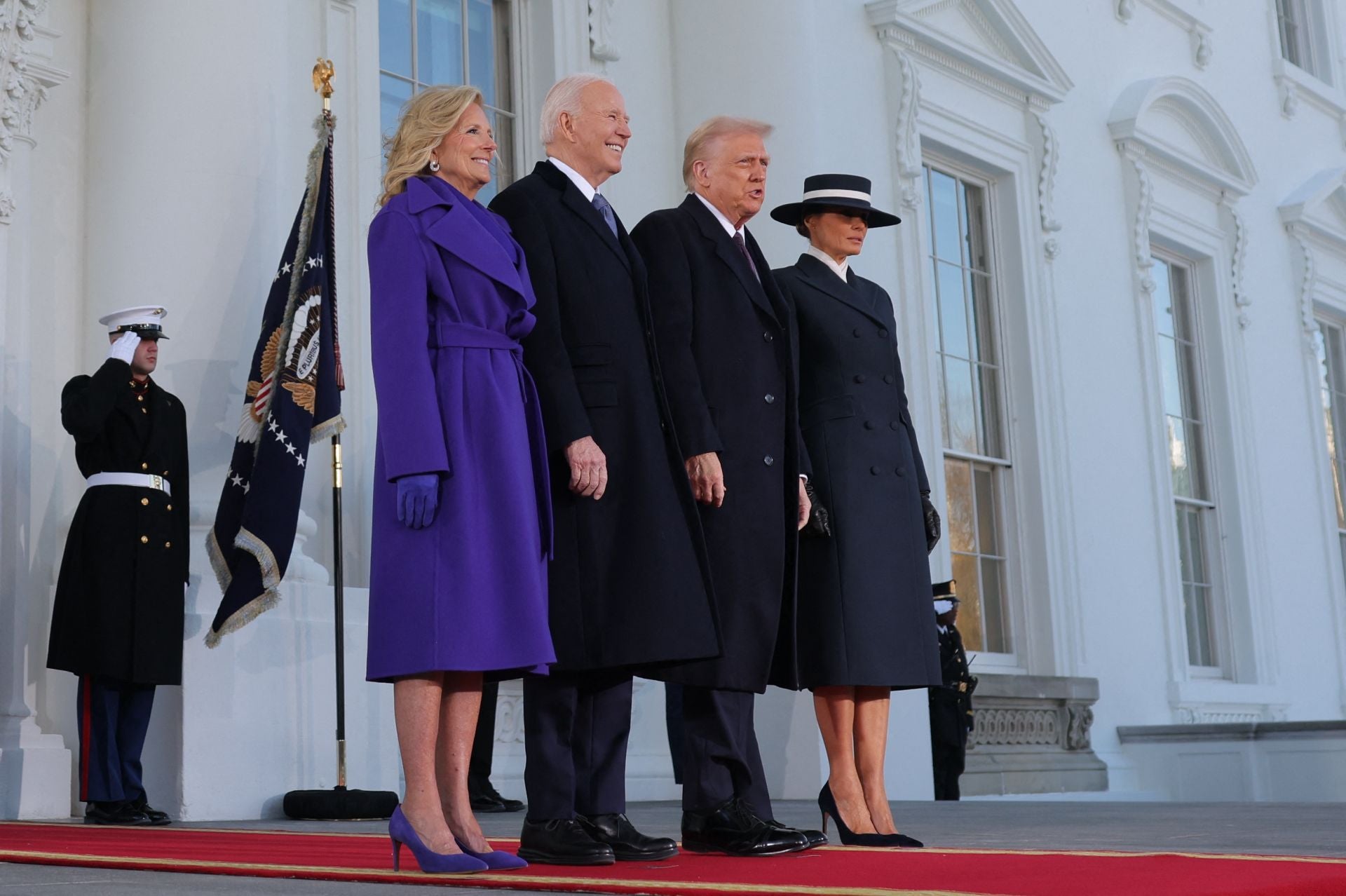 Jill Biden ha puesto sin duda la nota de color al encuentro con un llamativo estilismo de color lila firmado por Ralph Lauren. Con zapatos y guantes de piel a tono, la mujer de Joe Biden ha vuelto a dar una lección de estilo a las puertas de la Casa Blanca.