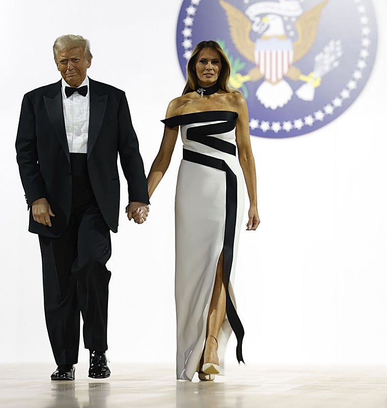 Melania Trump en el baile, con vestido bicolor.