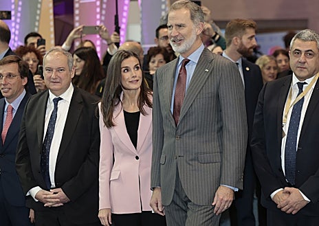 Imagen secundaria 1 - Los Reyes durante su visita a Fitur