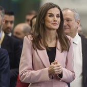 La Reina Letizia inaugura Fitur 2025 con el perfecto look para un día de trabajo