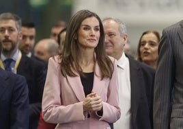 La Reina Letizia inaugura Fitur 2025 con el perfecto look para un día de trabajo con blazer de las rebajas de Zara