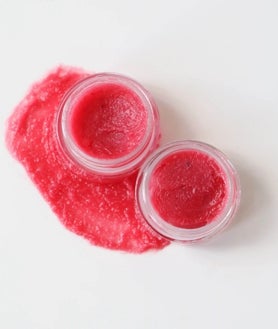 Imagen secundaria 2 - La colección de fragancias y el bálsamo labial de pétalos de rosa de G19 Organics.