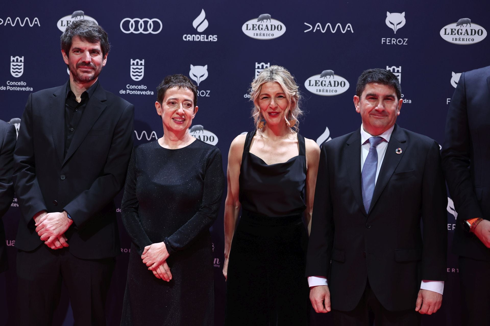 Yolanda Díaz ha asistido a la gala de los Premios Feroz con un mono de color negro con pantalón de terciopelo y cuerpo satinado. Como complemento, unos pendientes XL dorados. 