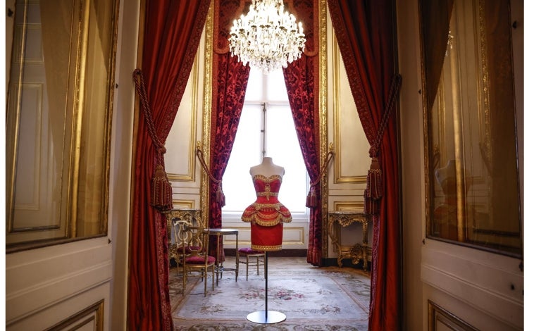 Imagen principal - Diseño rojo de la colección de Karl Lagerfeld para Chanel otoño/invierno 1987-1988; vestido de Karl Lagerfeld para la colección de Chanel Alta Costura 2010; y armadura de la colección de Thierry Mugler 1995-1996