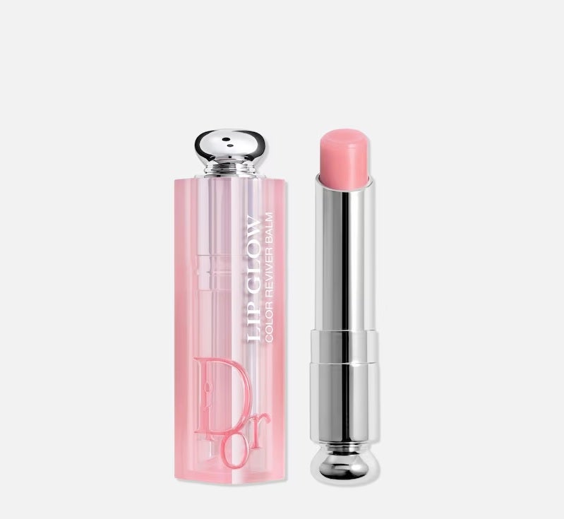 Dior Addict Lip Glow (44 euros).  El bálsamo labial más viral de Dior se reformula para incorporar más ingredientes naturales (ahora un 97%) y actualizar la tecnología Color Reviver. Creado en 2009, Lip Glow fue el precursor de los labiales que reaccionan con el pH de la piel de los labios para subir su color natural. Ahora se presenta en una gama de 20 tonos. Además, ofrece hasta 48 horas de hidratación, alisando los labios, y dejándolos más suaves y bonitos. 