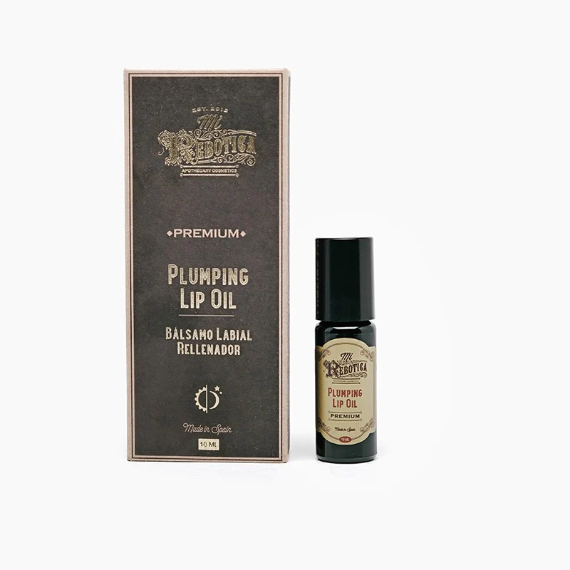 Plumping Lip Oil de Mi Rebotica (16,92 euros). Aceite labial antiedad que combina activos vegetales capaces de aportar firmeza y rellenar, incrementando la acumulación de lípidos en el tejido adiposo, con aceites 100% naturales, como aceite de aguacate, ricino o rosa canina, y vitamina E. Rejuvenece los labios aportando mayor volumen, elasticidad, suavidad e hidratación. 