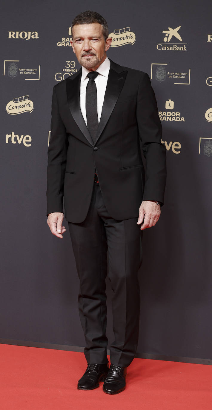 Antonio Banderas con traje negro. 