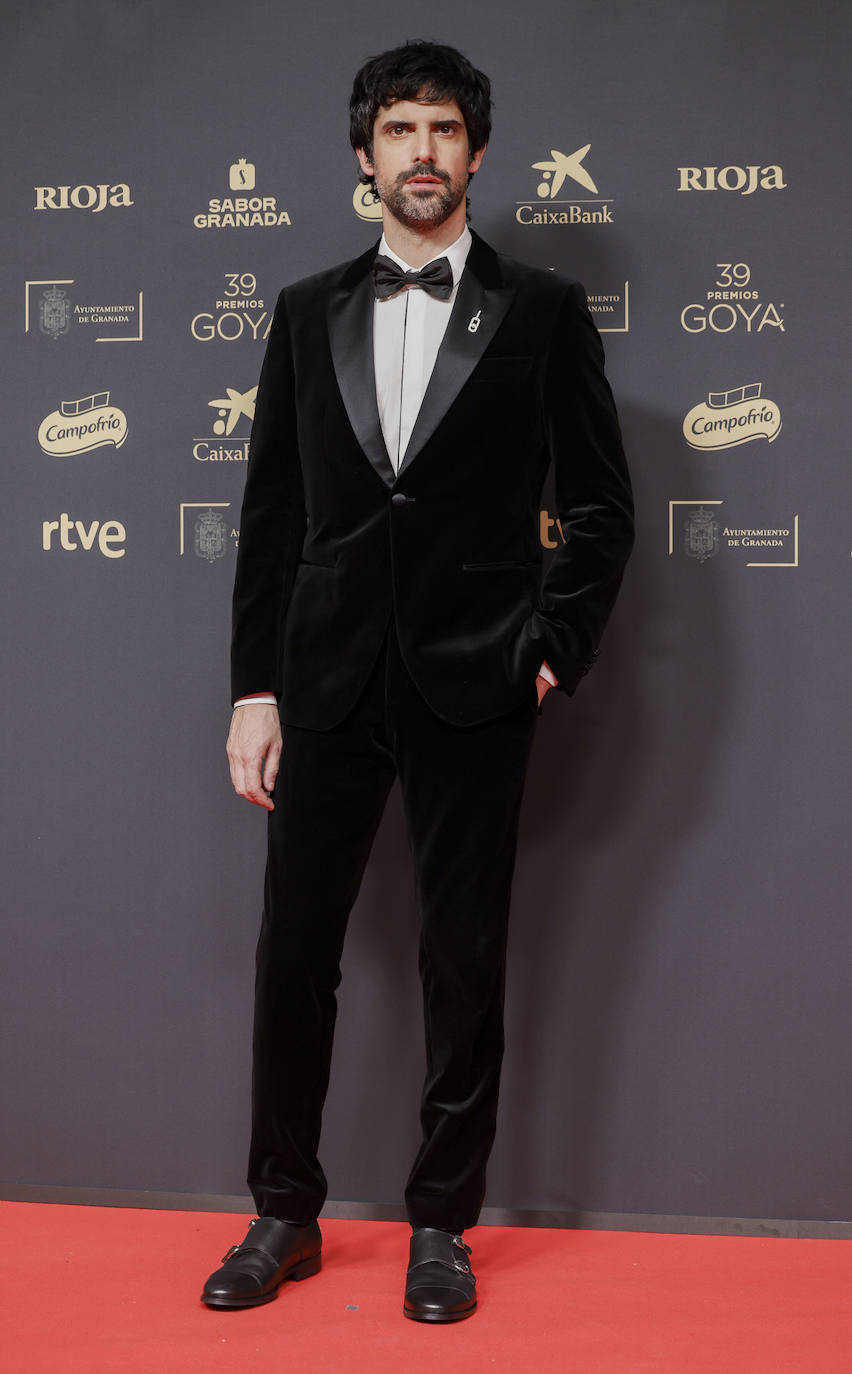 El actor Fracesco Carril con traje de Hugo Boss, zapatos de Glent y joyas de Messika.