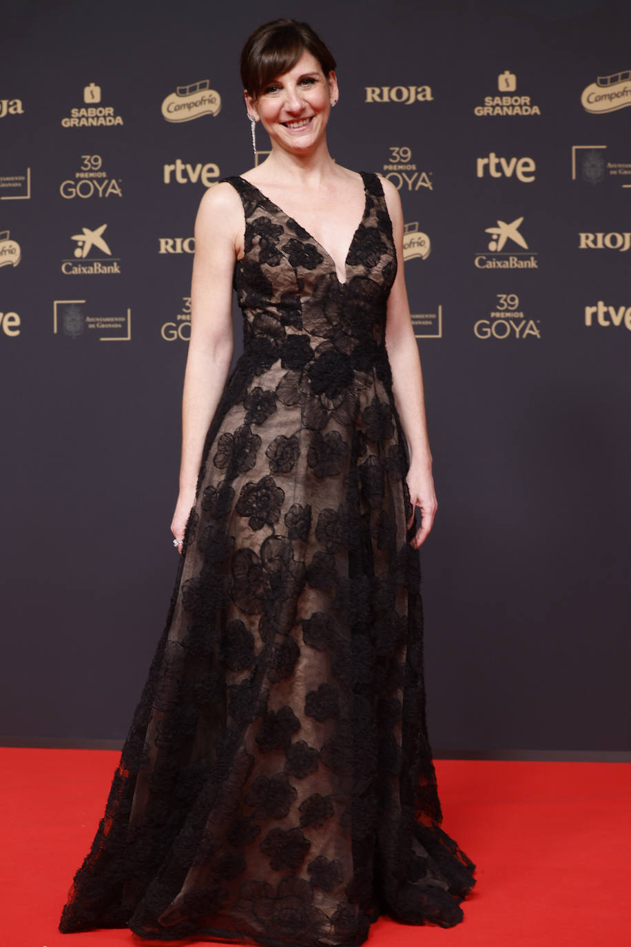 Malena Alterio con vestido negro semitransparente de Zac Posen, zapatos de Martinelli y joyas de la marca española Mumit. 