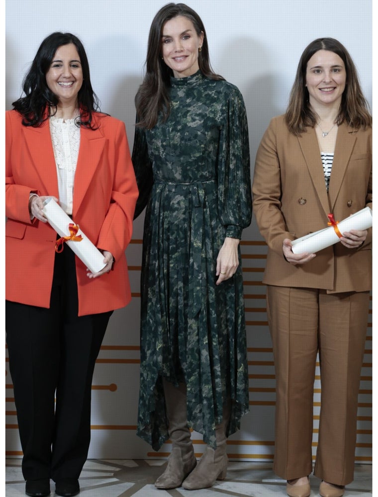 Doña Letizia con dos de las premiadas.