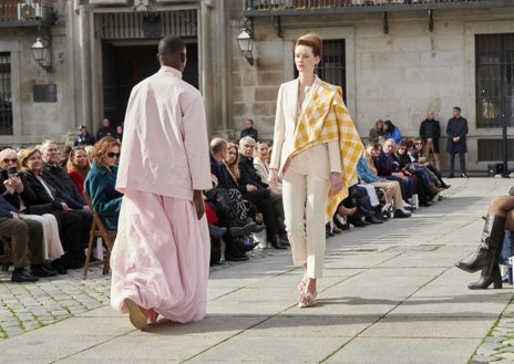 Imagen secundaria 1 - Desfile inaugural de Madrid es Moda en la Plaza de la Villa