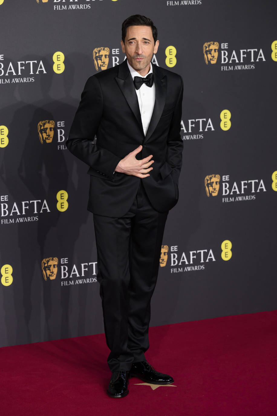 Adrien Brody con esmoquin.