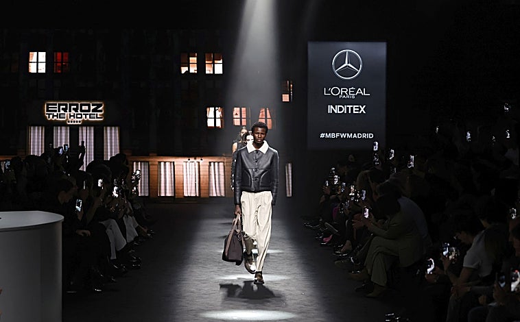 Imagen principal - Durante el desfile de Erroz