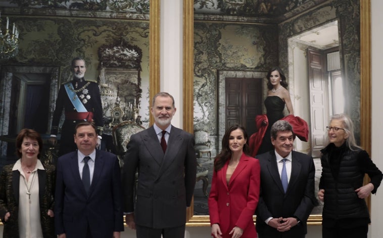 Imagen principal - La Reina Letizia, con traje rojo, para visitar los retratos de Annie Leibovitz junto a la artista