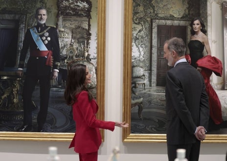 Imagen secundaria 1 - La Reina Letizia, con traje rojo, para visitar los retratos de Annie Leibovitz junto a la artista