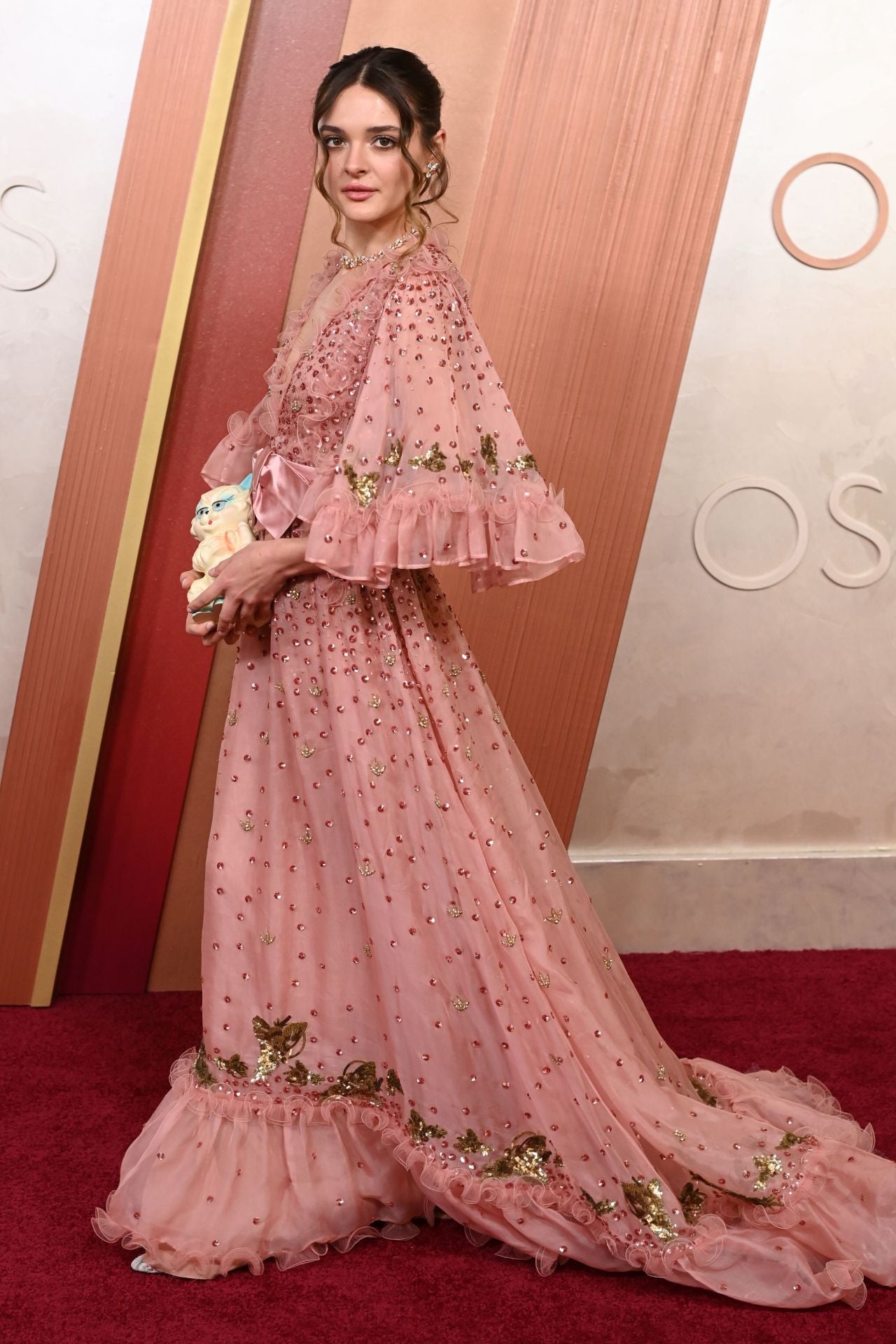 Charoltte Lawrence se decantó para la ocasión por un vestido de inspiración romántica confeccionado en tul rosa con volantes y pedrería cosida de Valentino. 