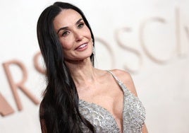 Demi Moore brilla en la alfombra roja de los Oscar con un vestido plateado de cristales