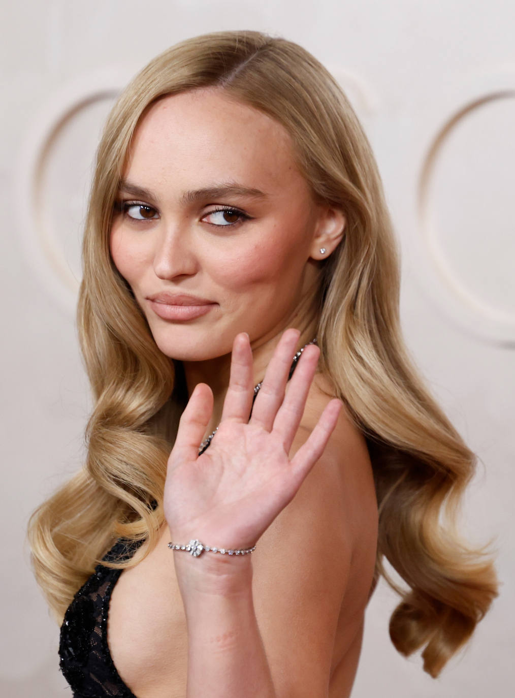 Lily-Rose Depp lució ondas de medios a puntas, un sutil eyeliner negro y labios nude. 