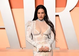 Rosalía con un atrevido vestido transparente en la fiesta más famosa de los Oscar