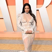 Rosalía con un vestido transparente en la fiesta de los Oscar