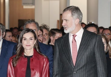 La Reina Letizia estrena en ARCO un bolso vegano con asa impresa en 3D